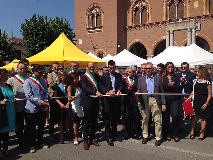 Sagra dello scalogno, taglio del nastro con il ministro Martina