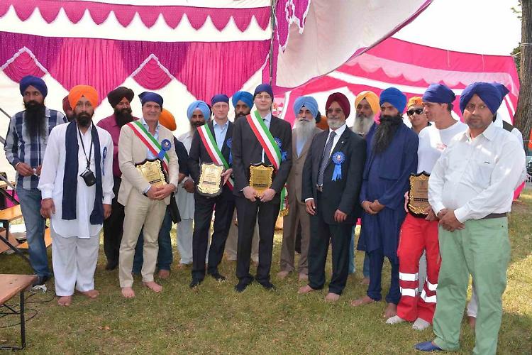 Folla alla Festa del Turbante, firme e appelli per i due marò