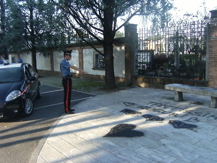 Scritte davanti al cimitero, tre ragazzine confessano