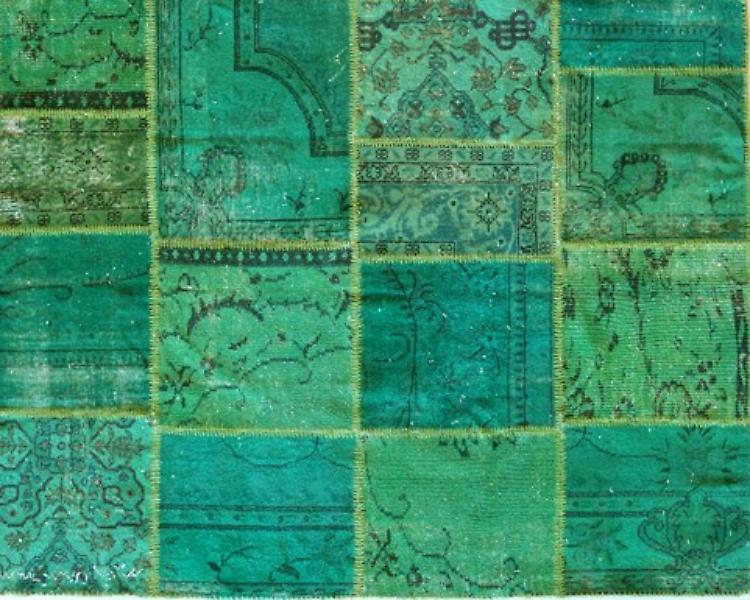 Esposta tutta la collezione dei tappeti reloaded con i disegni di Zeki Muren