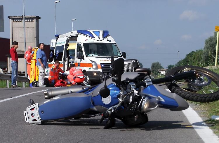 Scontro tra auto e moto, ferito un centauro 52enne