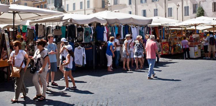 Ladri tra i banchi del mercato, via i portafogli dalle borsette