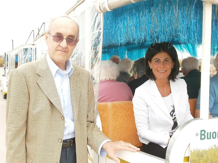 Nonni in gita sul trenino turistico