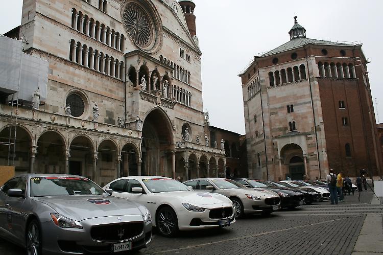 Maserati sotto il Torrazzo
