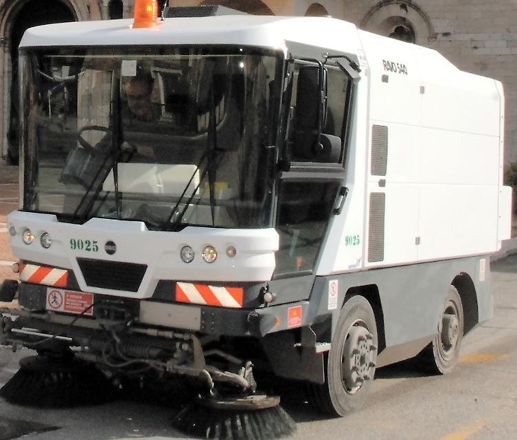 Spazzatrice alle 5.30 di sabato: 'Ci fa perdere il riposo'