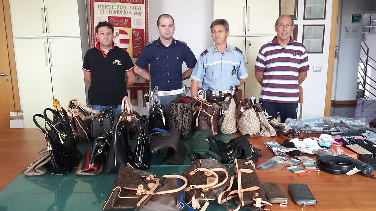 Blitz tra i banchi del mercato, merce sequestrata agli abusivi