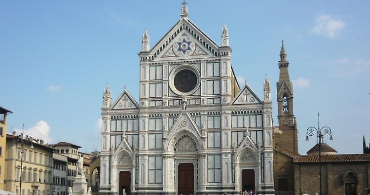 Fa pipì contro la porta della basilica di Santa Croce, si giustifica: "Sono ateo"