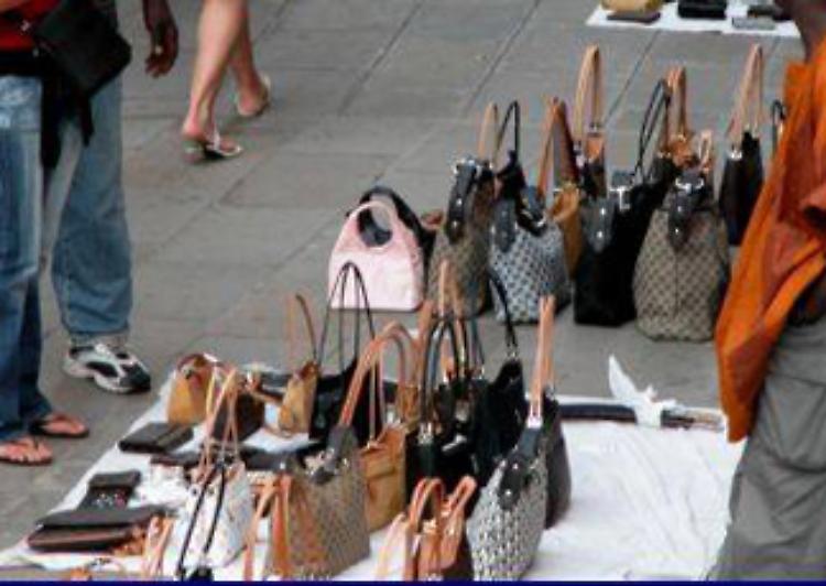 Rapporto di Confartigianato: in Italia la merce contraffatta vale 7 miliardi