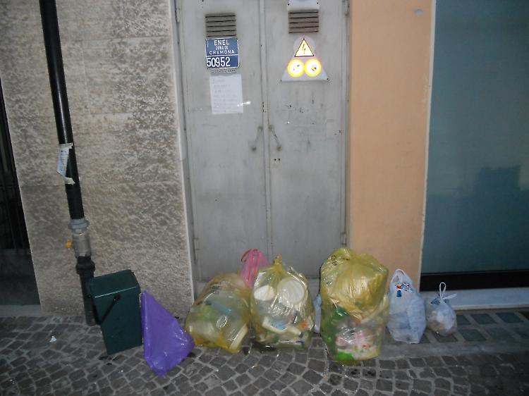 Spazzatura in via Fantini, appello al sindaco
