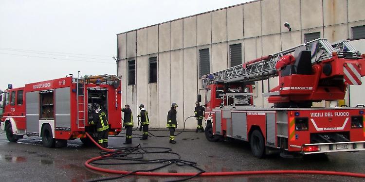 Incendio, capannone devastato e un operaio intossicato