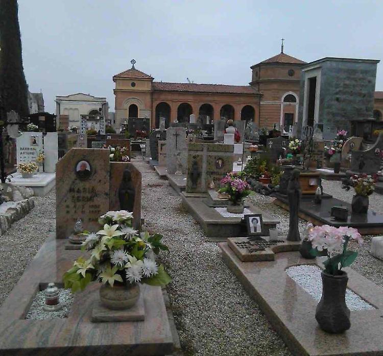 Furto sulla tomba dei genitori