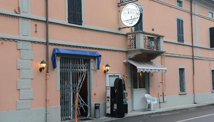 Furto in un ristorante,  distrutto l'ingresso e via due slot