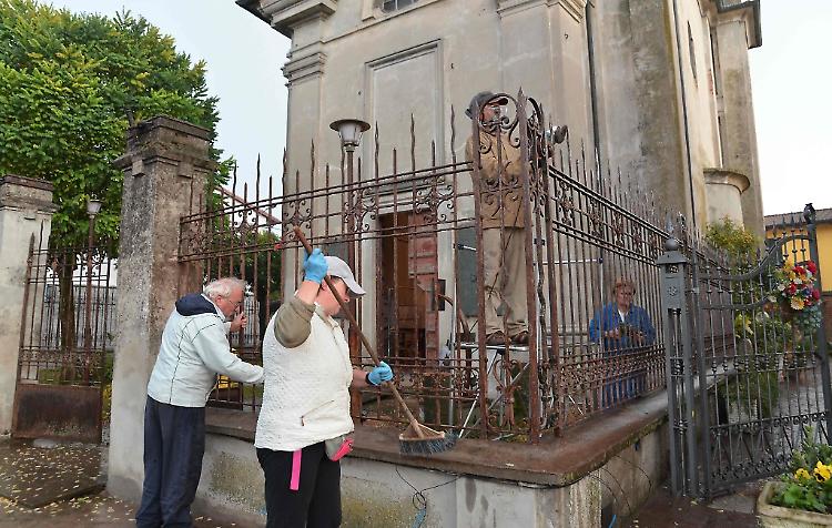 Quattrocase, volontari in azione per ripulire la chiesetta