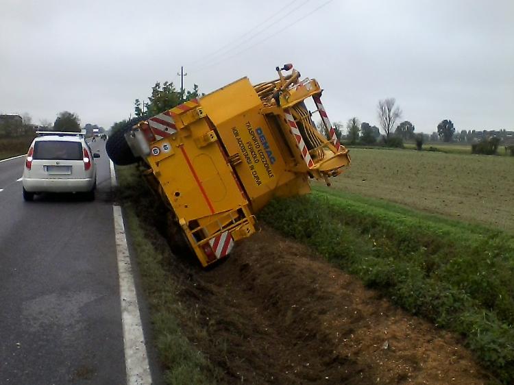 Autogru finisce fuori strada, caos sulla via Bergamo