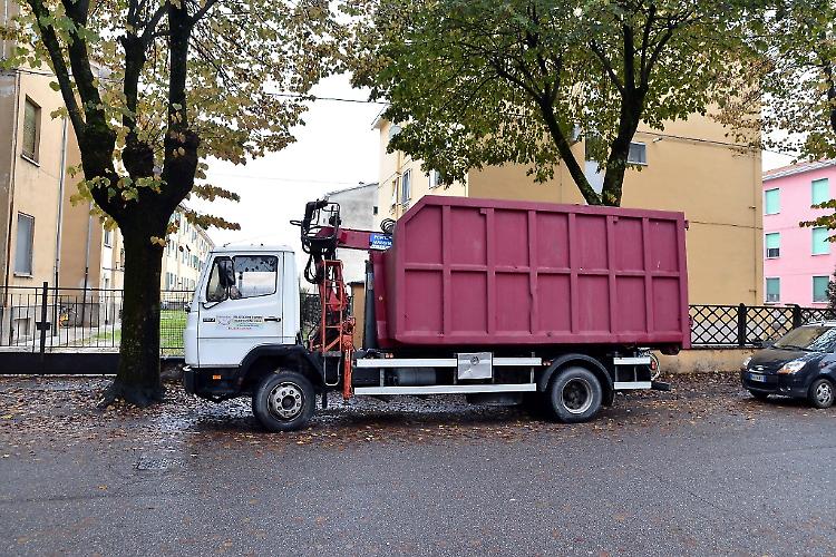 Svuotato serbatoio di un camion, ladri di gasolio a segno