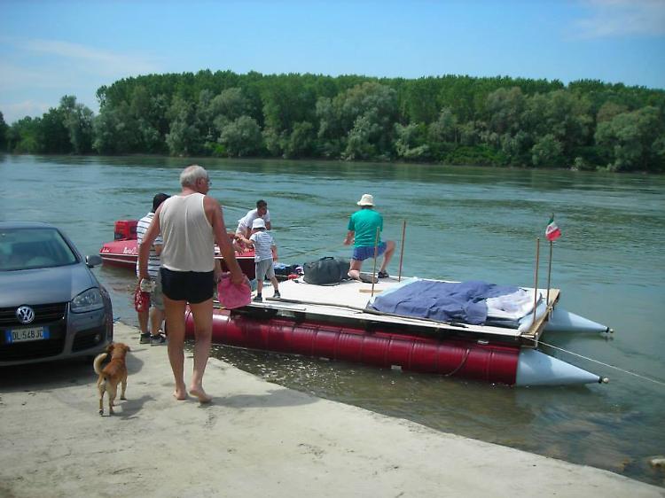 Da Casalmaggiore alla laguna di Grado a bordo di una zattera 