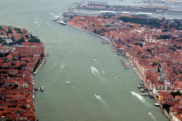 Cadono da motonave laguna Venezia, annegate due donne