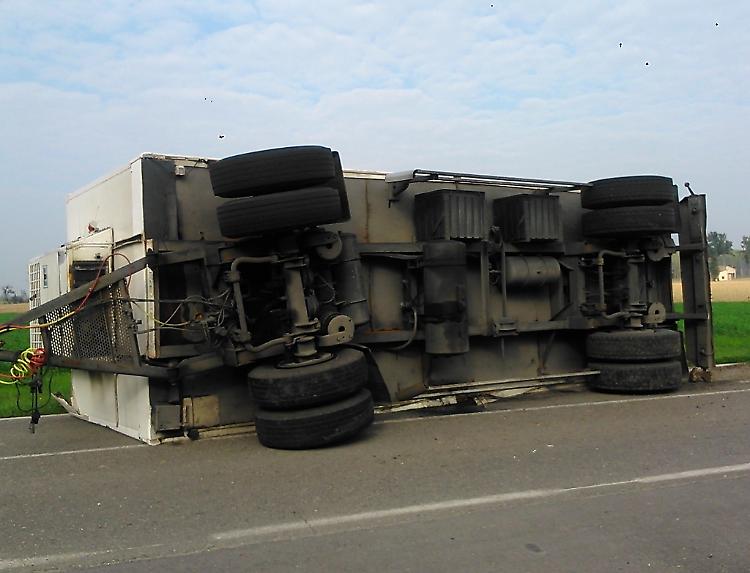 Camion sbanda e si ribalta
