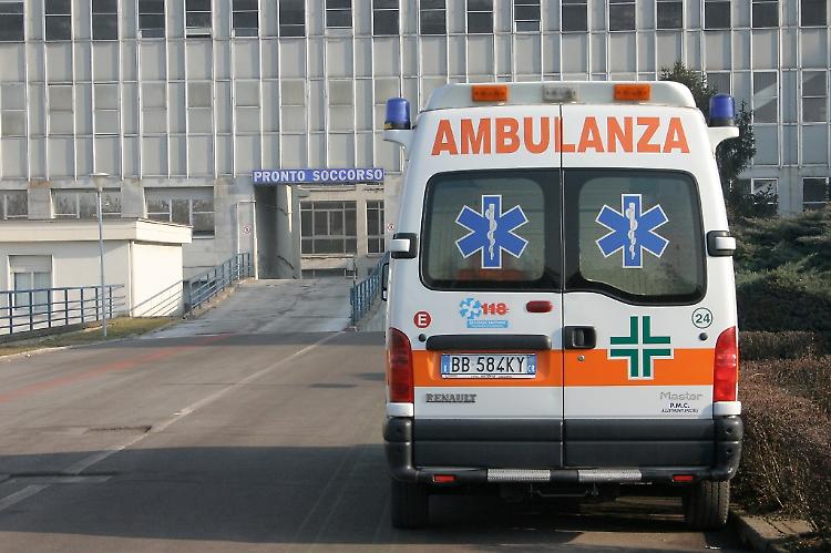 Precipita dal tetto di un capannone, è gravissimo