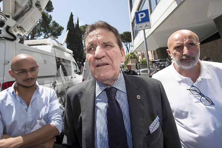 Abuso d'ufficio, Macalli prosciolto