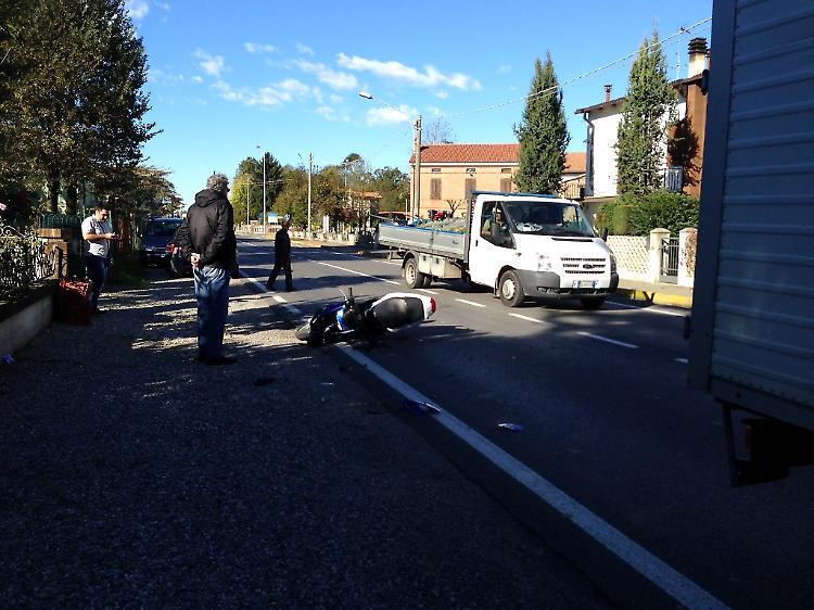 In scooter tampona furgone, paura per un 18enne