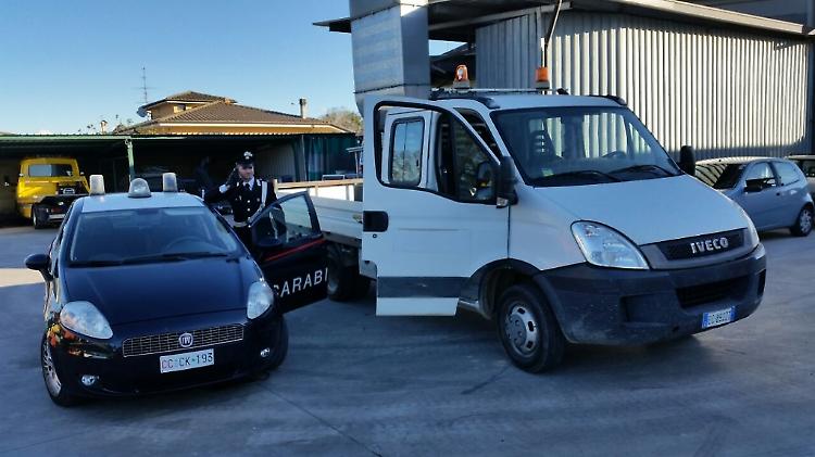 In sette su un furgone rubato: inseguiti, recuperato il veicolo