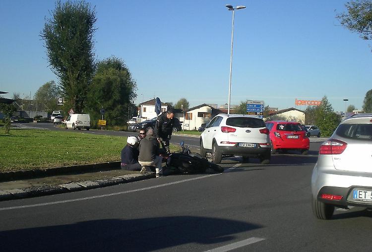 Cade dallo scooter al Gran Rondò, spavento per un 65enne
