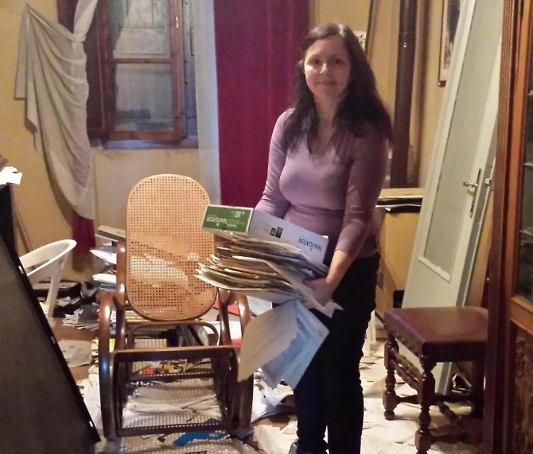 Degrado e sporcizia in municipio, il vicesindaco si mette a pulire