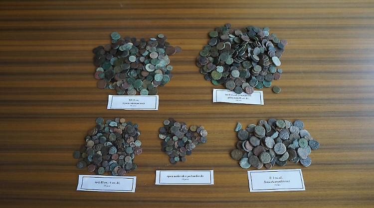 In casa un vero museo archeologico, denunciato e reperti sequestrati