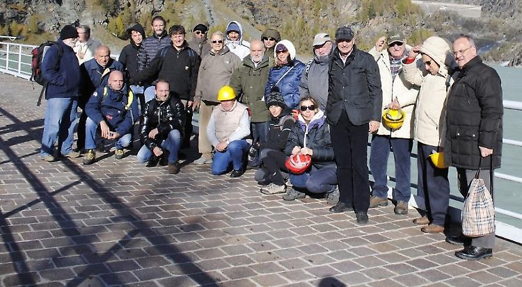 Tecnici cremaschi, gita con brivido: il pullman in bilico sul tornante