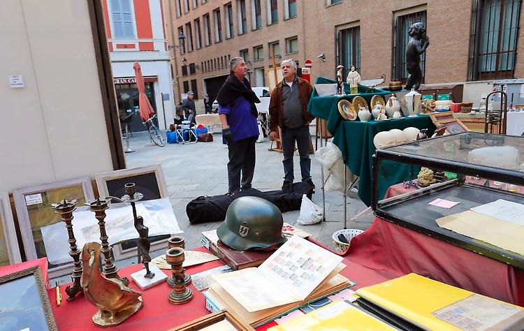 Espone cimeli nazisti, ambulante insultato a Modena