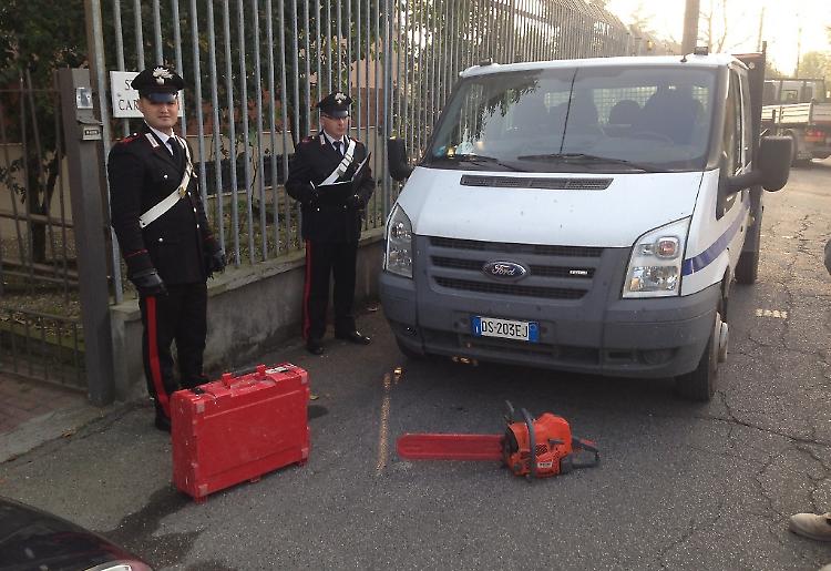 Ruba gli attrezzi da un furgone, inseguito e arrestato dai Cc