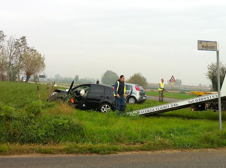 Scontro tra auto all'incrocio, feriti i due conducenti
