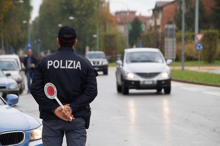 Denunciato un 27enne trovato con un coltellaccio in auto