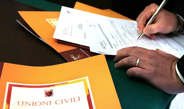 Unioni civili, via libera tra le proteste