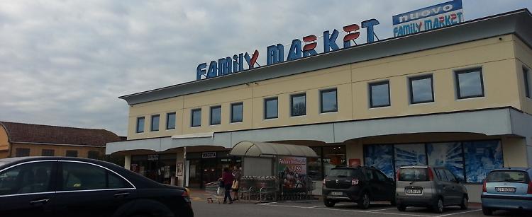 Furto da duemila euro al Family, ladro nascosto sotto la casse