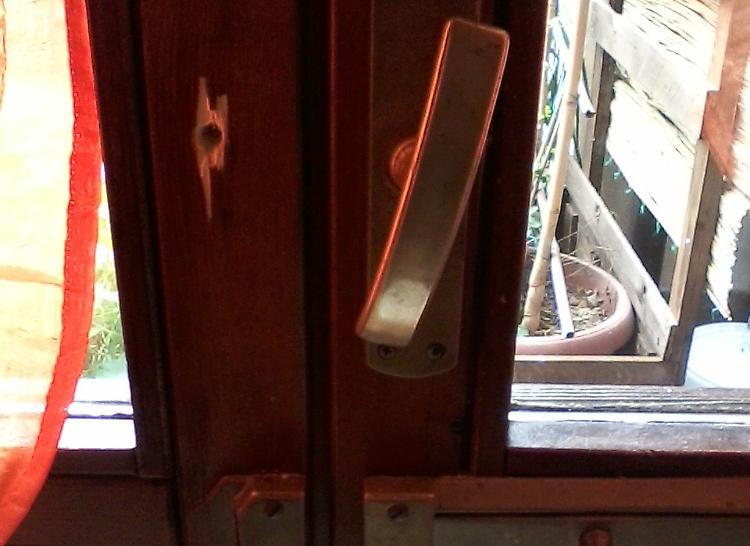 Intruso in camera da letto, ladro inseguito dai proprietari
