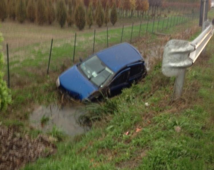 Auto vola nella scarpata, miracolato un giovane di Canneto