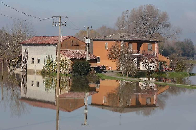 Scatta l'allarme sul Po, giornata di evacuazioni