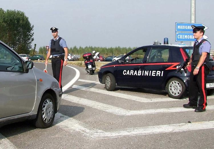 Posto di blocco, i ladri mollano il camion e scappano