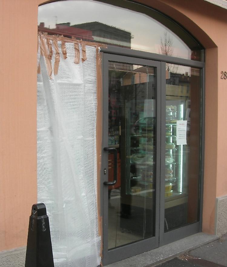 Dà in escandescenze e distrugge a colpi di catena le vetrine del san Giorgio