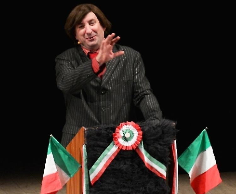 Albanese, spettacolo con fuori programma: allontanati due 'disturbatori'