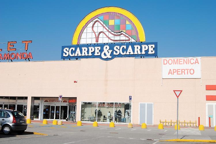 Colpo da Scarpe & Scarpe, tre arresti