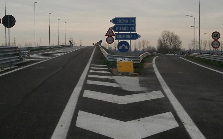 Auto contromano sul Peduncolo, fermato: vuole proseguire