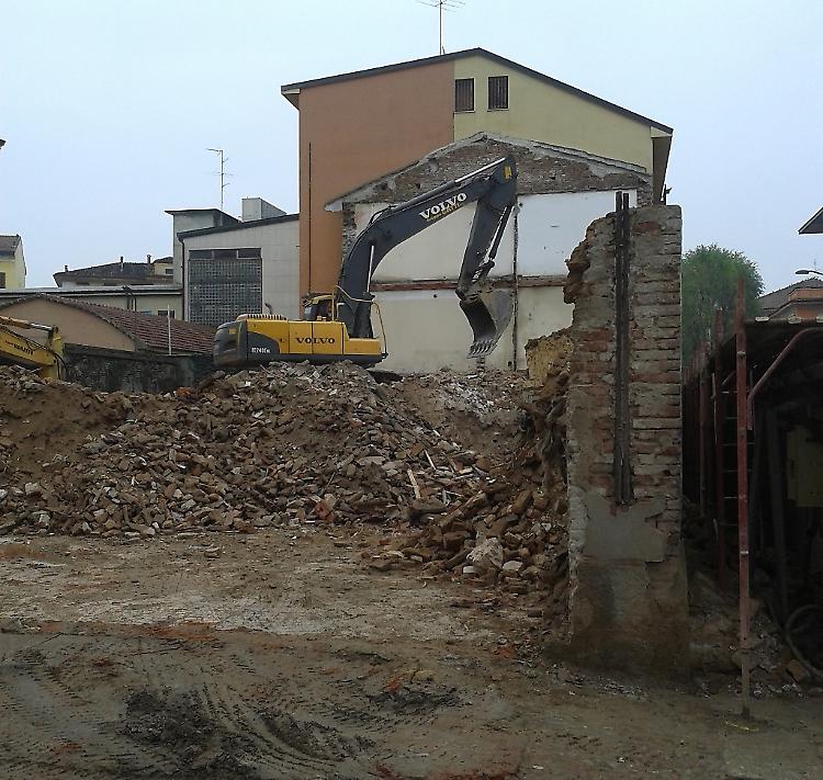 Rischio crolli e amianto, il palazzo non c'è più