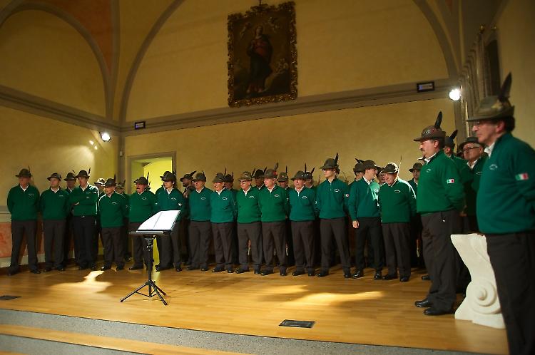 Le intense emozioni del coro degli Alpini