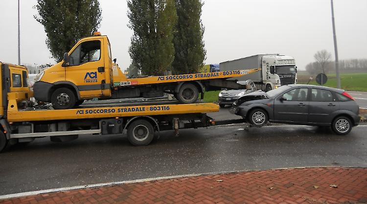 Schianto tra auto e carro attrezzi
