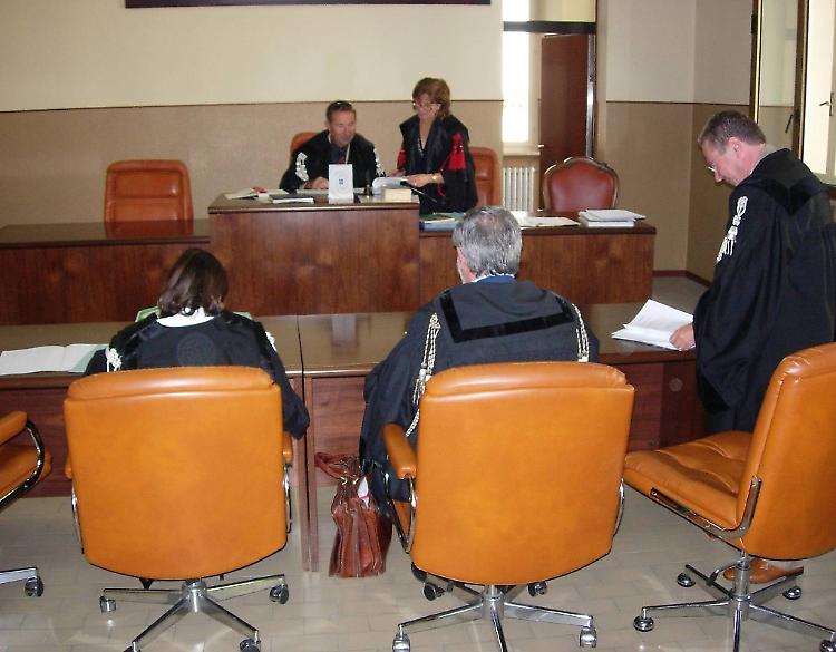 Giudice di pace, ufficio  appeso a un filo