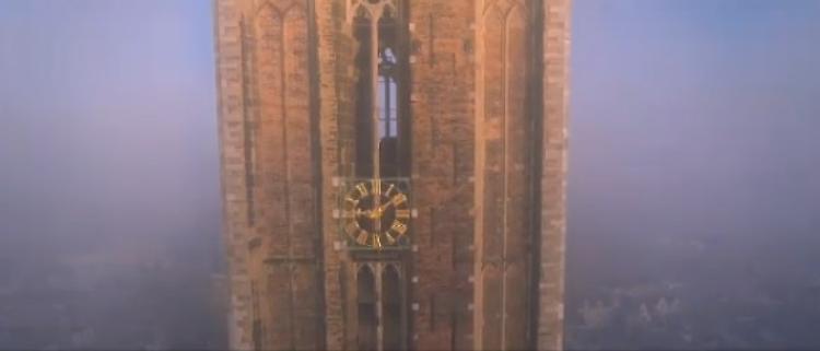 Utrecht,  la torre buca la nebbia: le riprese dal drone