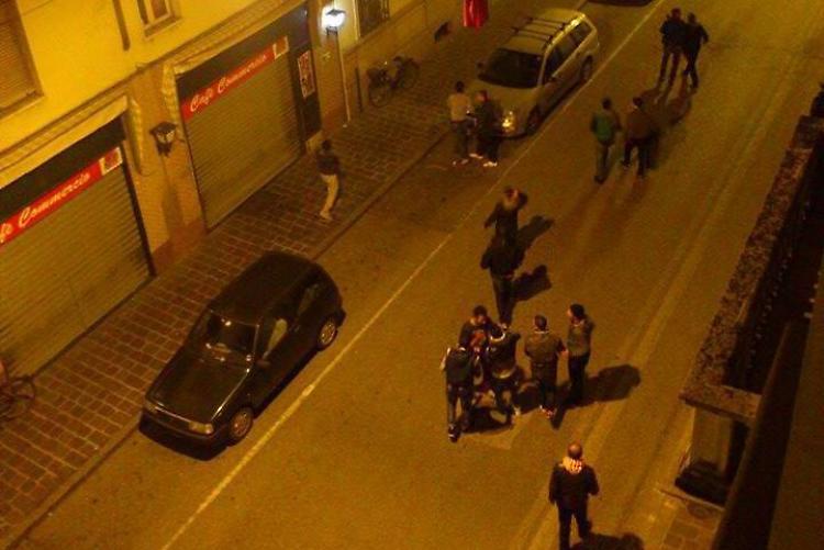 Litigano per i videopoker, megarissa in mezzo alla strada